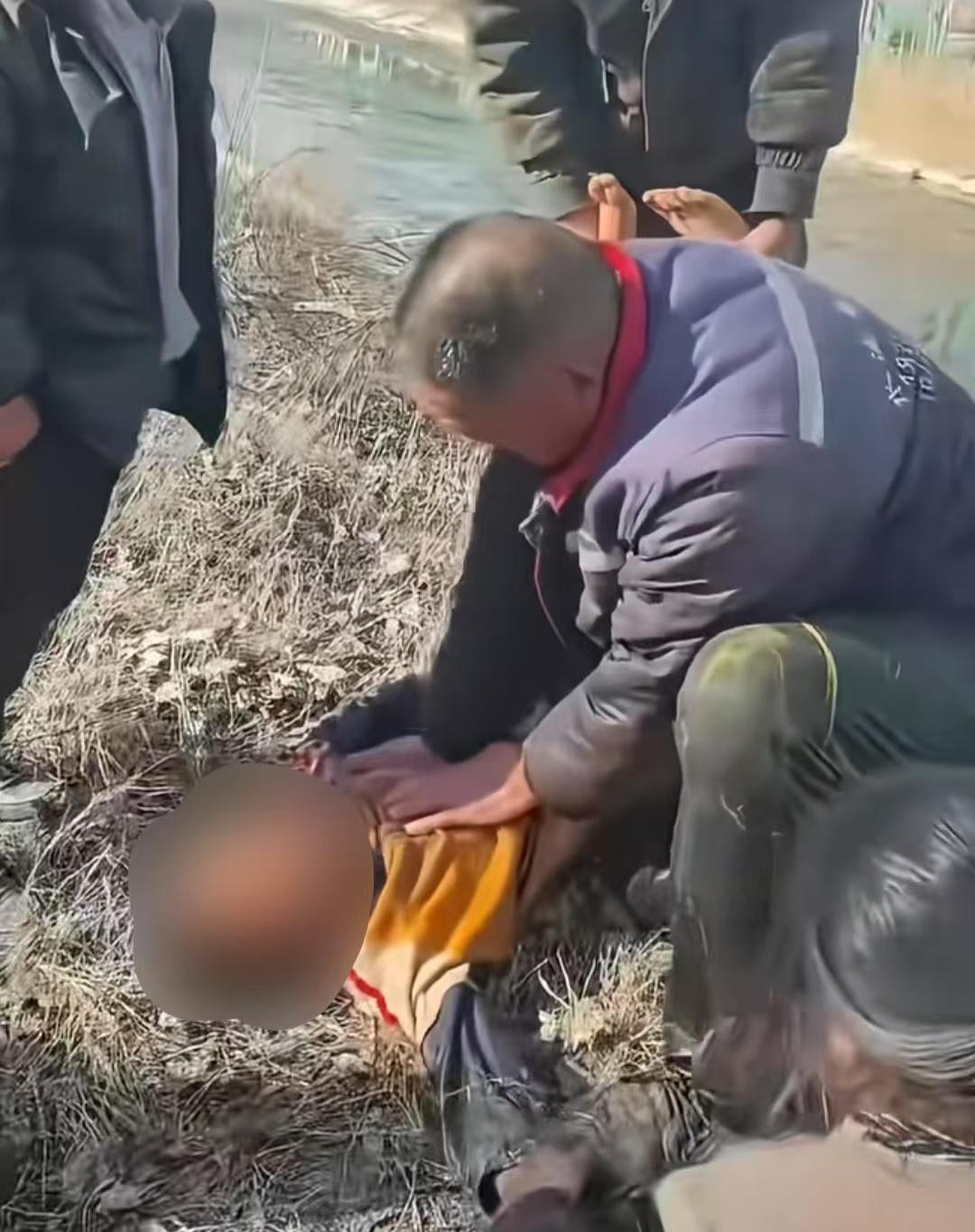 河南兰考两名工人寒河勇救落水男童 村委拟申报见义勇为
 
1月11日下午，河南开