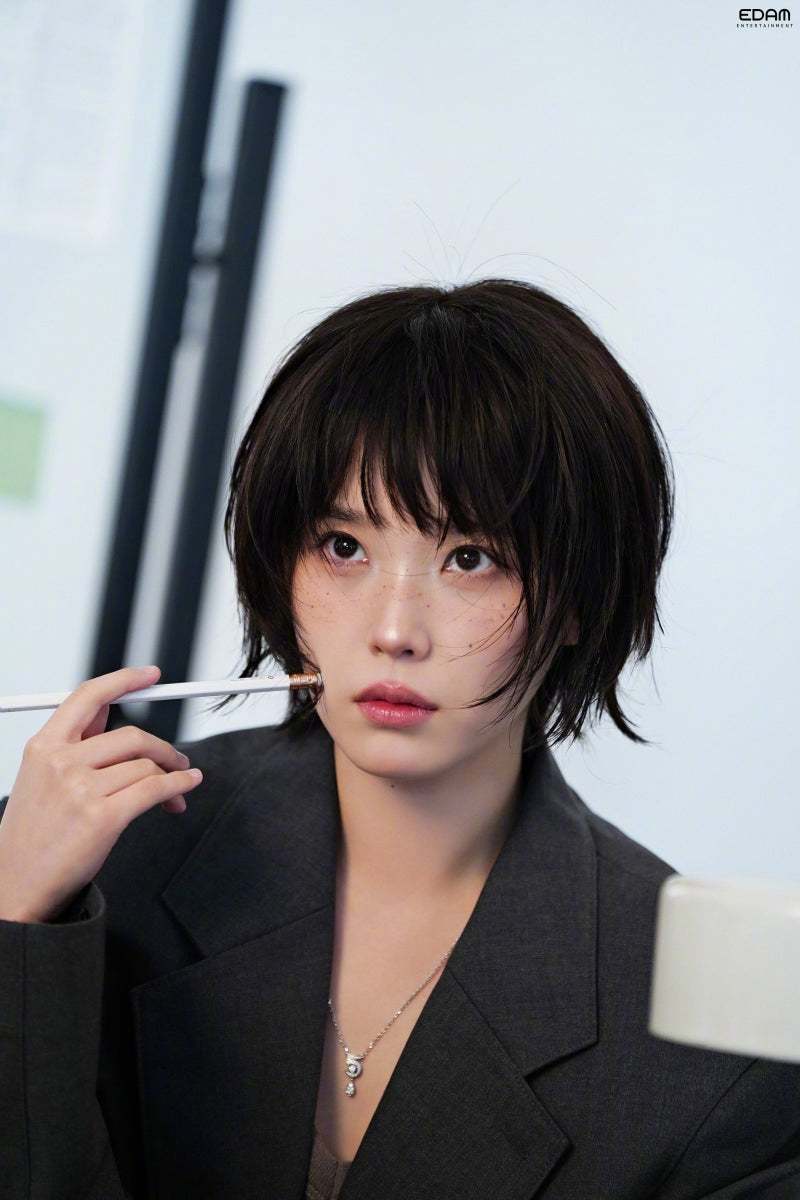 IU幕后花絮照公开，百变丽姐再次出动，这个短发丽好萌吧怎么会有人驾驭短发如此轻松