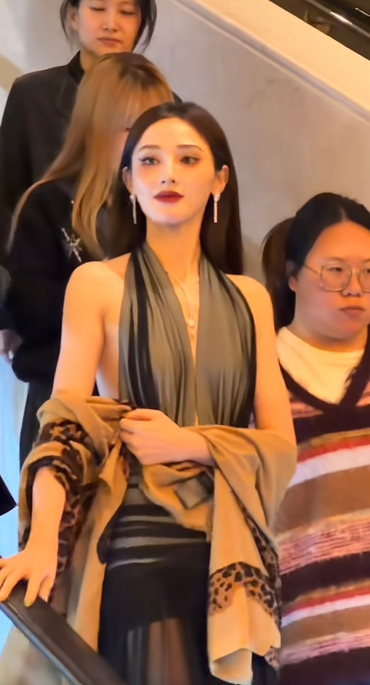 彭小苒 红气养人 红气养人，彭小苒昨天两套造型都好美，生图也是好漂亮的女明星！ 