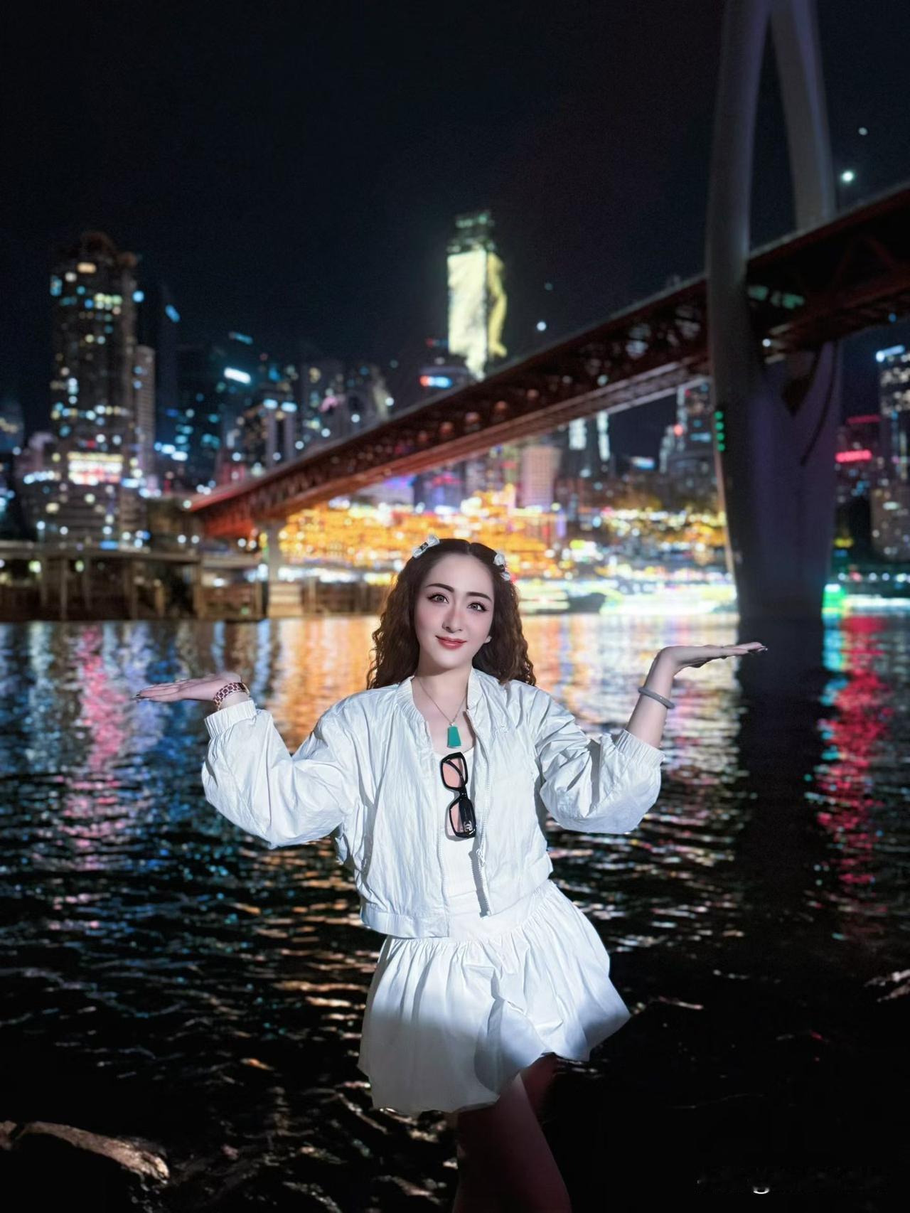 夜晚河畔，少女轻盈舞动，城市灯火璀璨，浪漫氛围满满韩愈心中的晚春是怎样的呢? 蓝