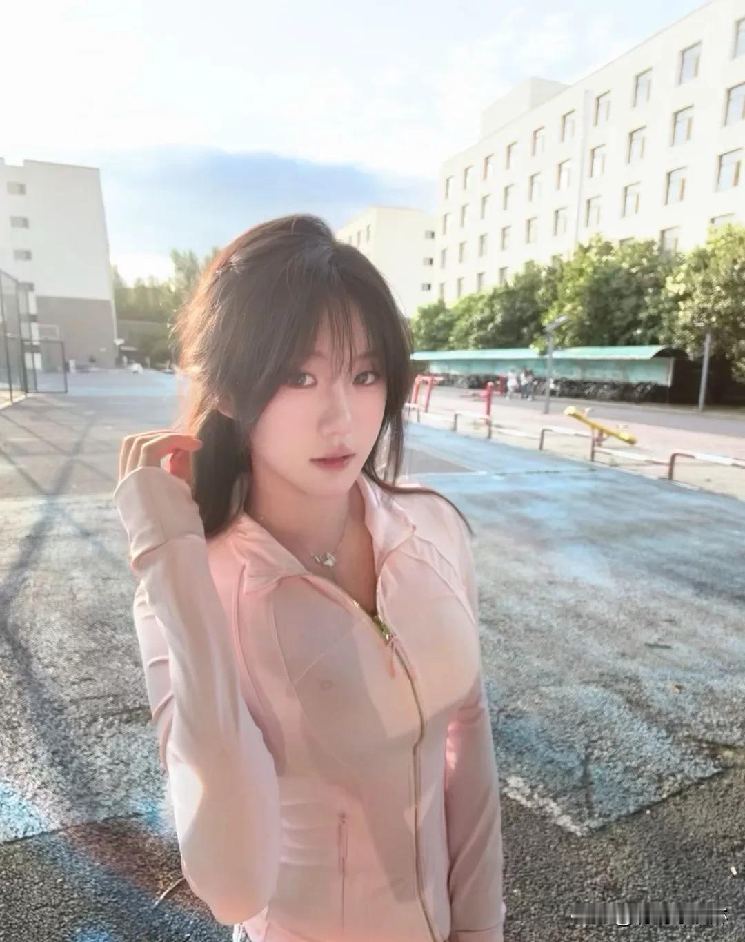 青春不设限，
校园少女的日常就是宝藏！  
课堂笔记里藏着梦想，
书包里装满活力
