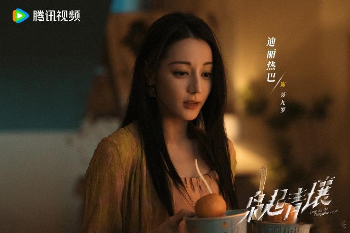 迪丽热巴你根本没喝中药《枭起青壤》花絮甜度超标！张俪扶着热巴提醒用劲，热巴超乖回