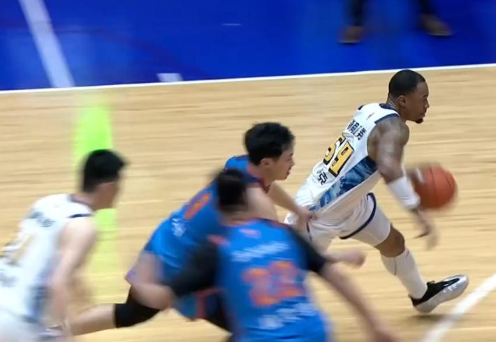 胡金秋23+4，广厦男篮客场取胜，四川男篮遭遇赛季31连败！北京时间2026年3