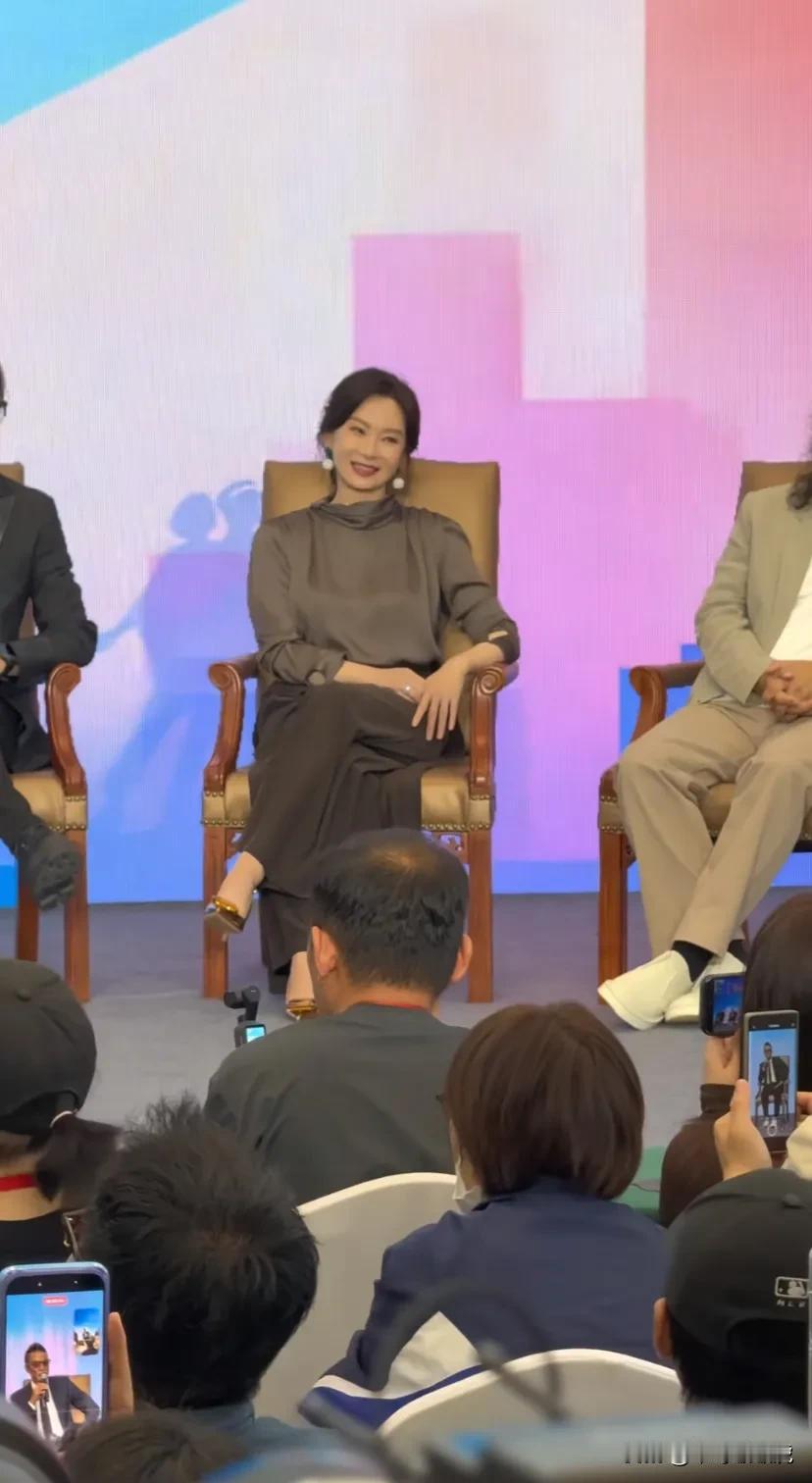 电视上看着一般般，真人巨漂亮！