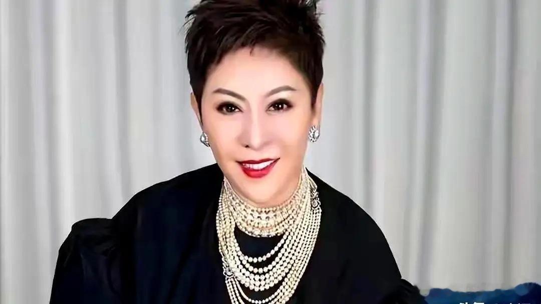 以前周星驰在永盛拍戏，片酬被压到70万港币，市场价都800万了，后来自己开公司单