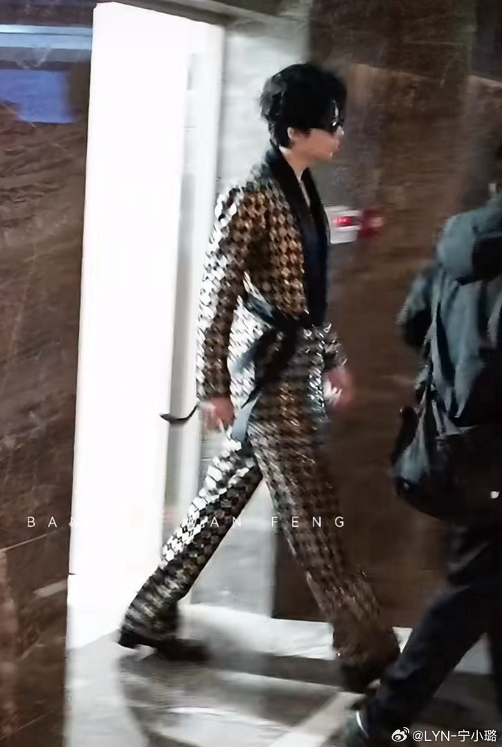 刘宇宁开推蛇塑开始推理吧 谁懂啊，金色亮片菱格睡衣往身上一穿，这不就是一条行走的