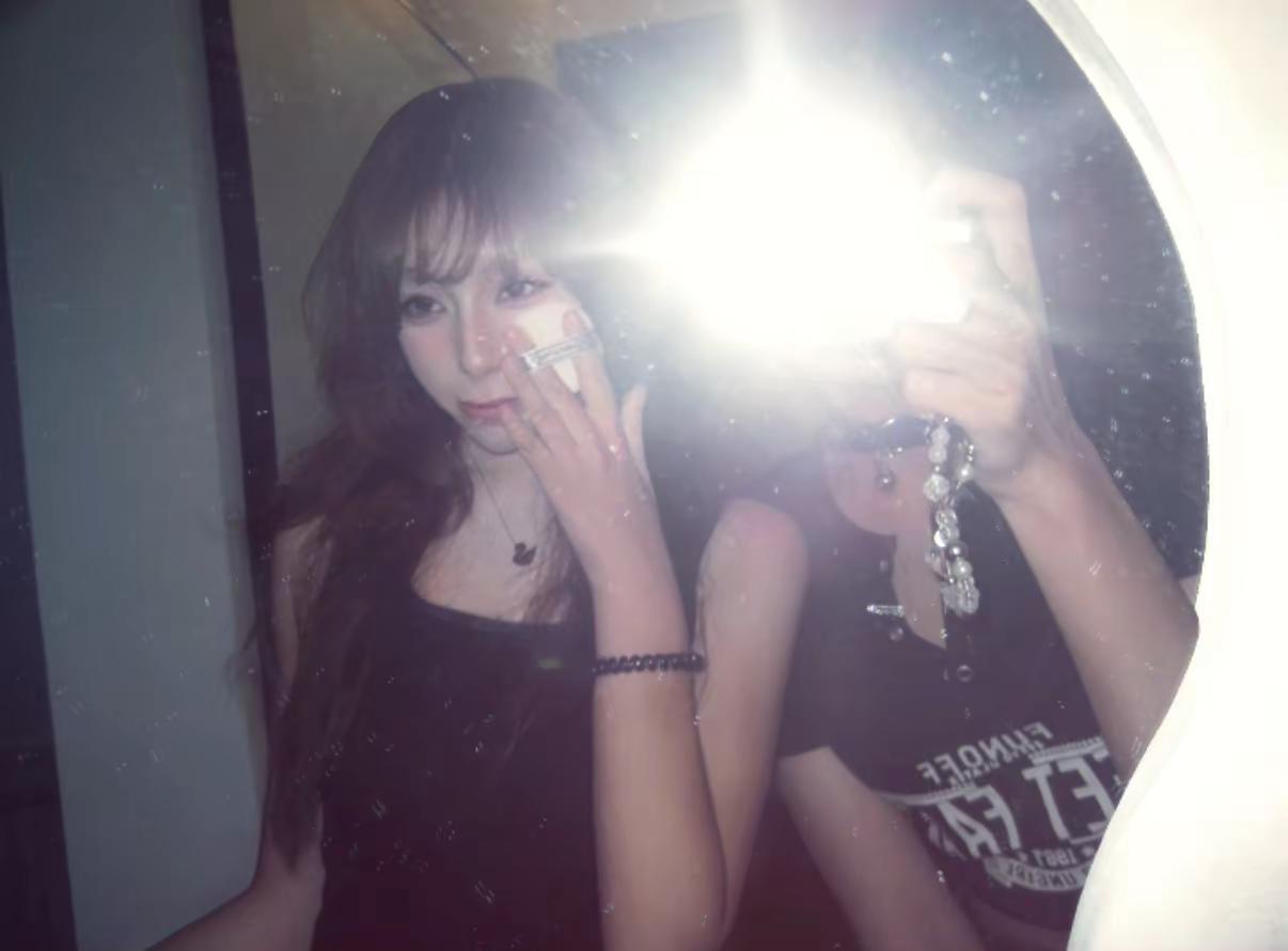 看着镜子里的人，我的发。