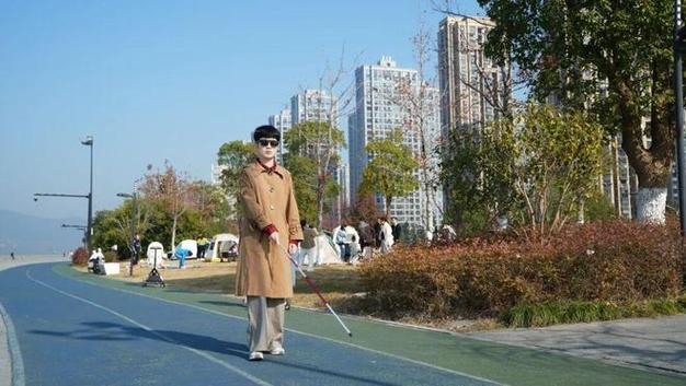 2026年新春，失明20年的钢琴调律师蔡琼卉借助国产AI助盲眼镜“瞳者”，首次独