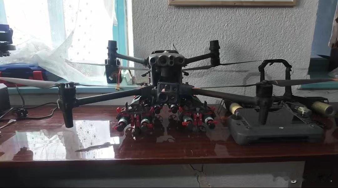 俄军第聂伯河集群的炸弹机，这款4旋翼比起以前要大很多，下面可以挂一排3D打印机设