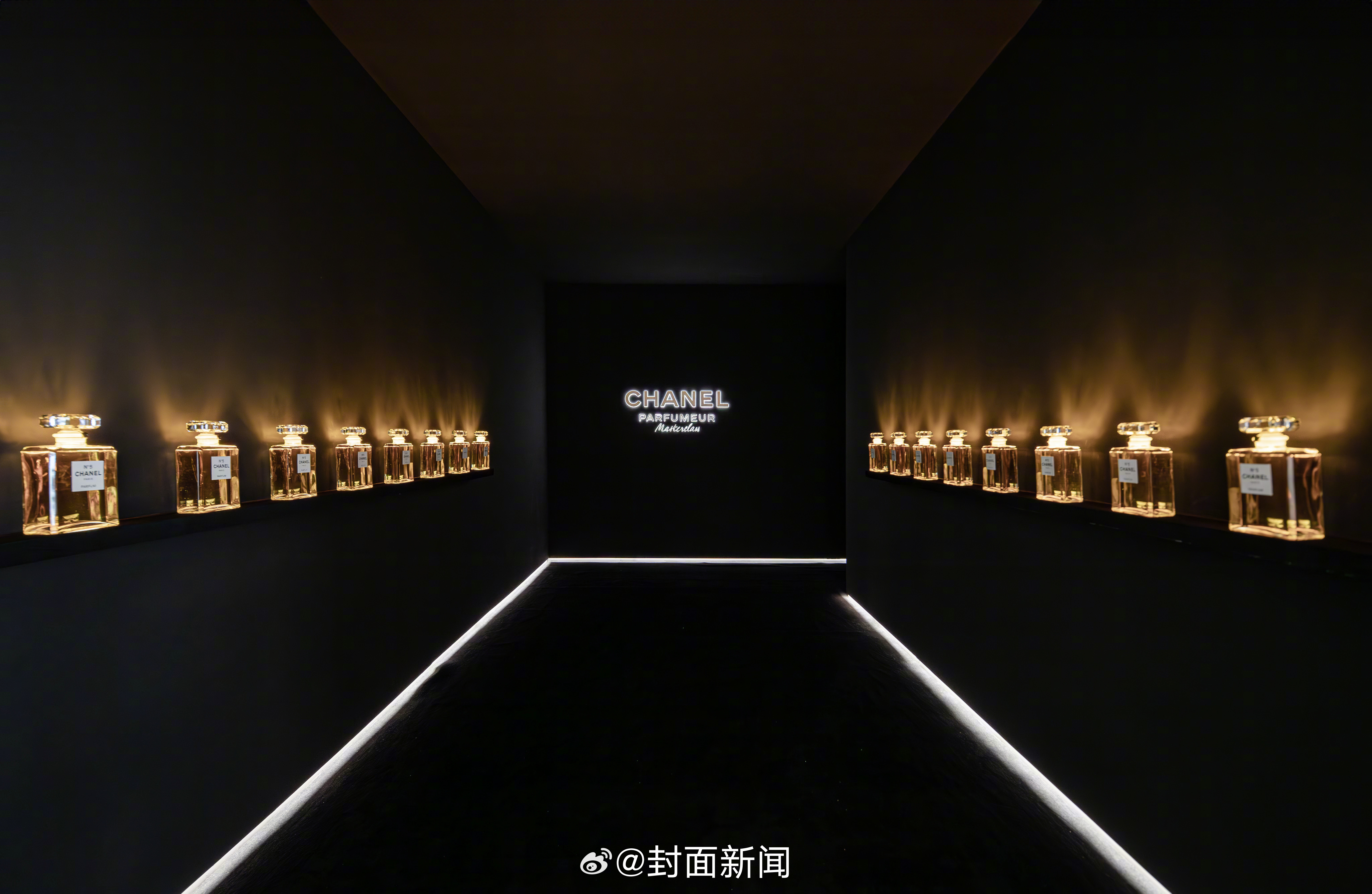 探索经典香水的故事，寻找属于自己风格的香气。即日起至7月7日，《香水的造艺》香奈