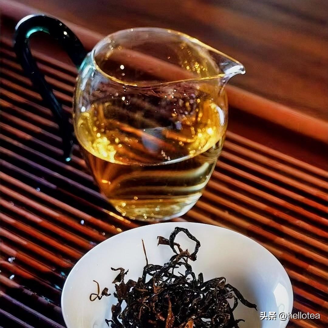 《茶时俚语·醉中天》
青瓷浮沉叶，沸水煮年华。静待花开味胜奢，何必急求奢？厚积终