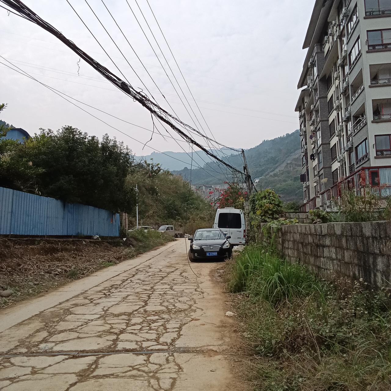 偏远山区电线杂乱无章
问管理部门:该如何解决

走在巴马各个村屯，经常可以看到数