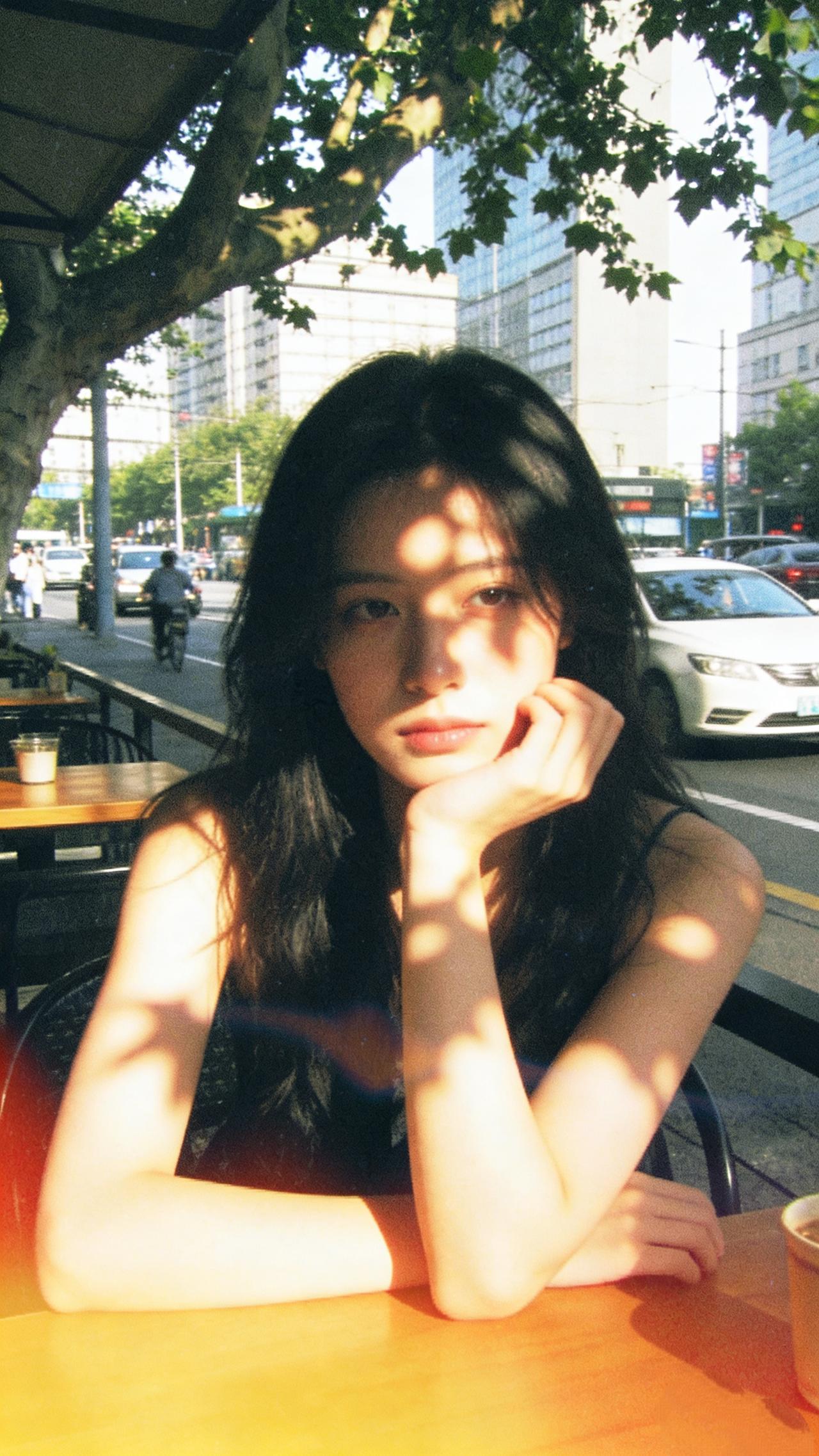 阳光洒落，咖啡时光，静享美好。美女的美丽瞬间分享 美女咖啡馆 分享一下你随手拍的