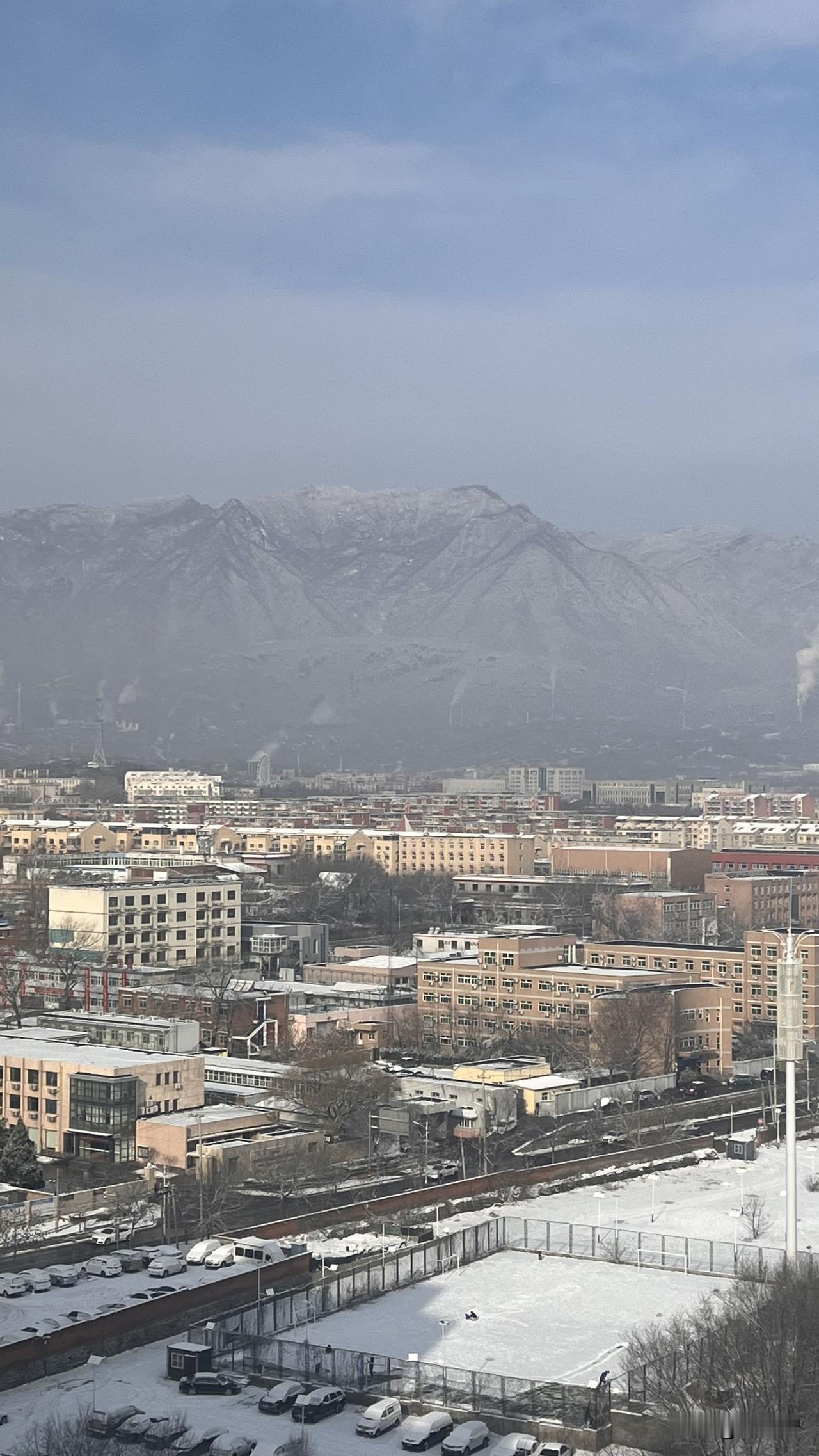 下雪之后的大房山，披上了一层浅色白衣。
这雪下的还是小点，要再大点，那这就成雪山