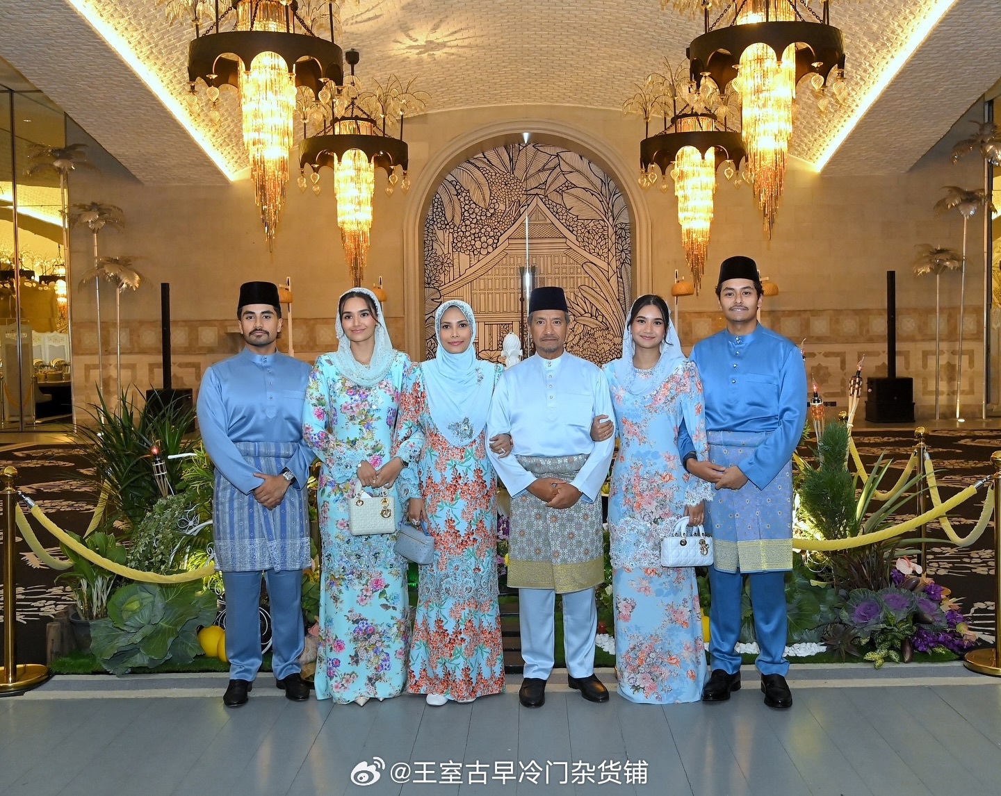 王室王室马来西亚王室登嘉楼 登嘉楼王室的开斋节合影，他家两个王子二十多岁硬是搞出