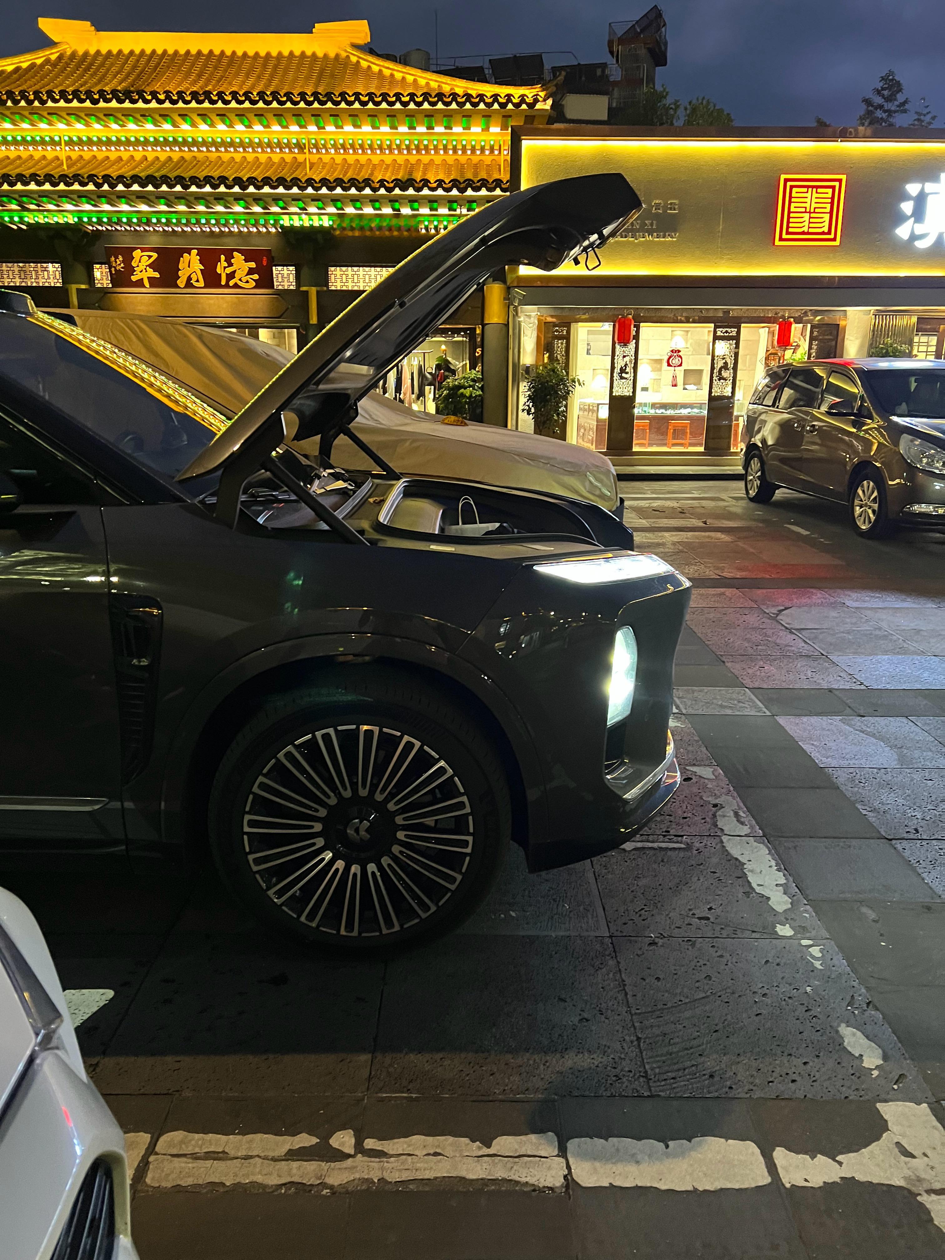 看到旁边的车停车就开前备箱，还是有点不习惯不过确实挺能装的。 