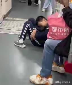 广州小学生乘地铁上学，却不料一打盹睡过了23站横跨了5个区，这不说明晚上睡眠严重
