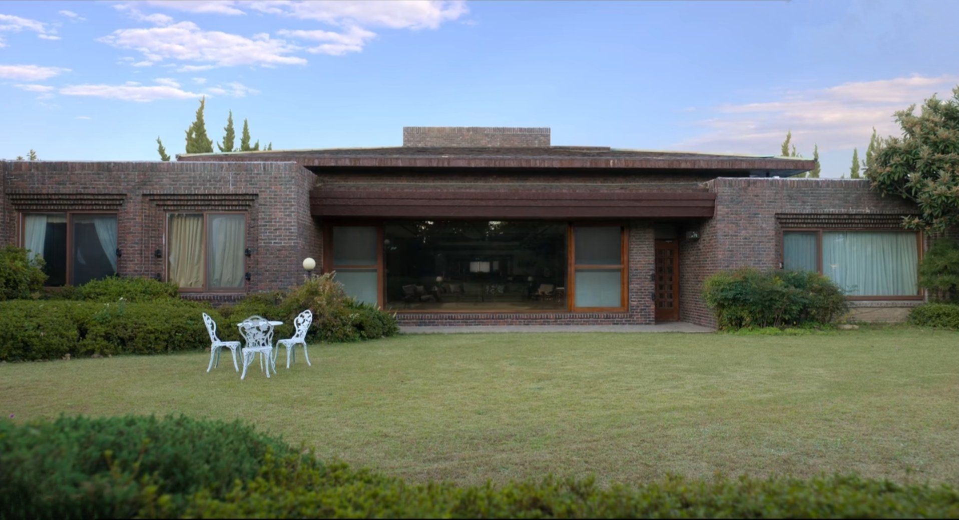 爱情怎么翻译这个视角看好像寄生虫那个房子 