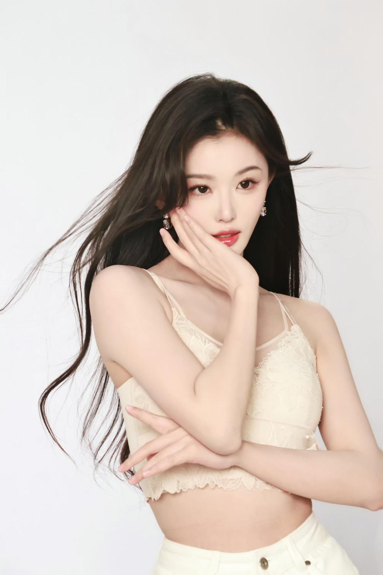 又纯又欲，又甜又美，身材曼妙的孔雪儿[爱慕]
孔雪儿