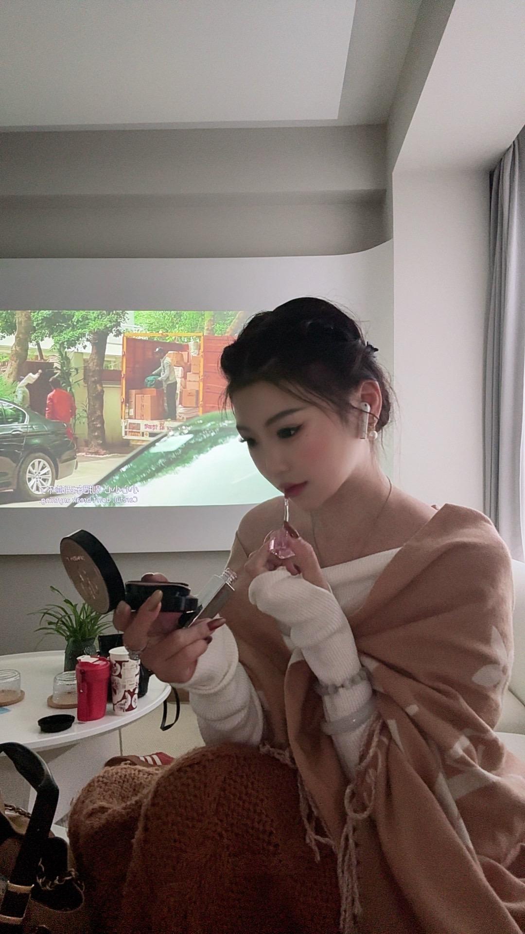 没有拜金女 所有的女人都很贵 所以在你能力范围内选一个  当遇到那个...
