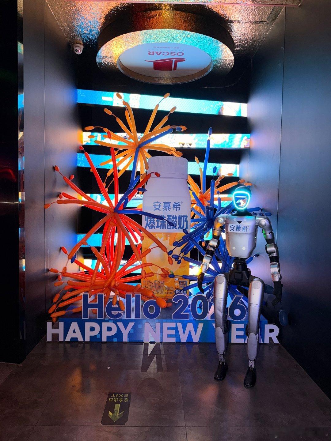 跨年的意义就是为了这一刻吧今年跨年仪式感是机器人给的 跨年的快乐很简单！在上海碰