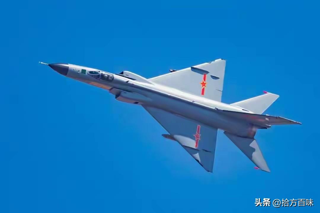 歼-8放在仓库实在可惜，改成无人机是有大用的，2万米高空，2.2马赫最大速度，只