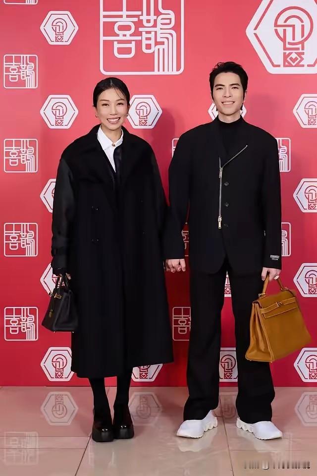 萧敬腾和老婆林有慧真是越来越有夫妻相了！两人相恋16年才步入婚姻殿堂，如今结婚两