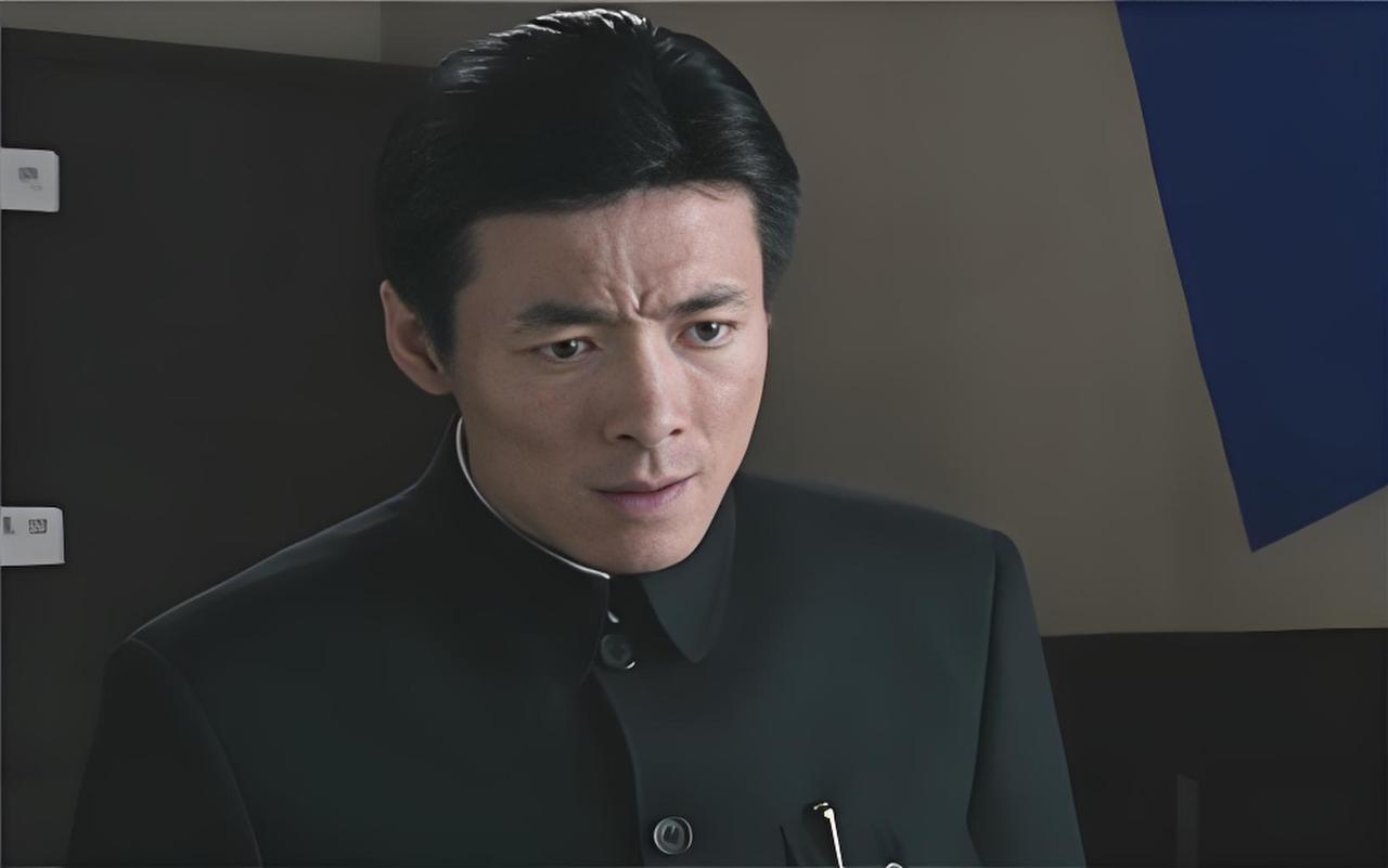 李涯才是电视剧《潜伏》最可悲的人，他所谓的信仰已经落空，自己却还不知道。

李涯