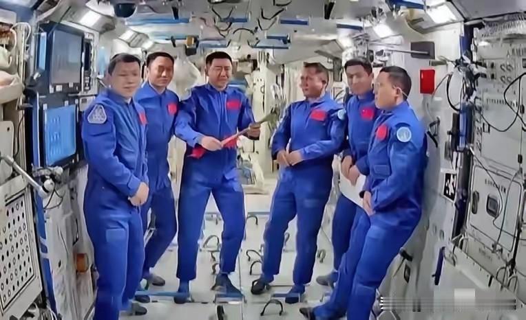 估计现在最让人担心的。
祝融与神舟20号：原定11月5号返回地球的神舟20号航天