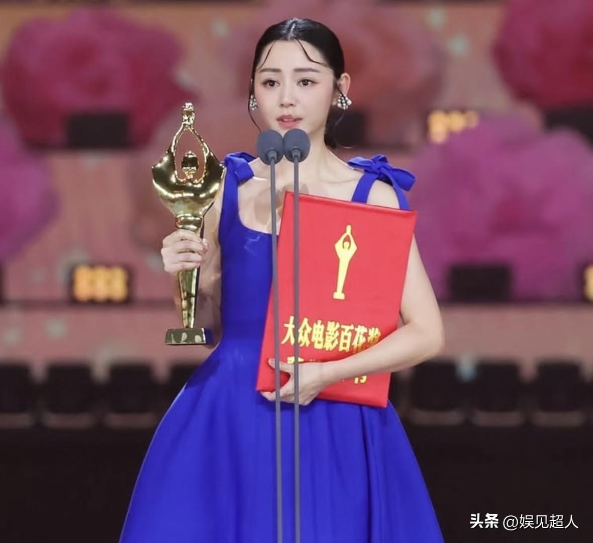 打破历史了！第一个香港女演员拿下百花奖最佳女主角，卫诗雅在现场的反应，真的太真实