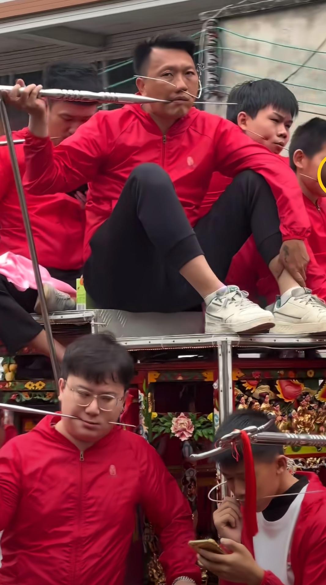 你们有没有发现，他们游神这些男人才是真的猛。

你看他们直接拿了根铁丝对着脸就打