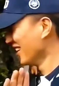 靳东今天好帅，好开心。越看越好看。会害羞的男人会令人心动。你看今天靳东有一点害羞