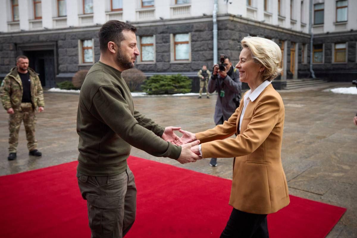 俄乌冲突 新的一年即将到来冯婊继续往驴脖子上挂胡萝卜。“欧盟委员会将在 2026