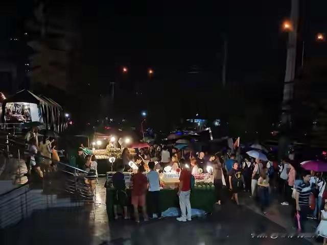 这个夏天，河南开封13岁少年刷屏全网。没有出游、没有休闲假期，每天凌晨两点便起身