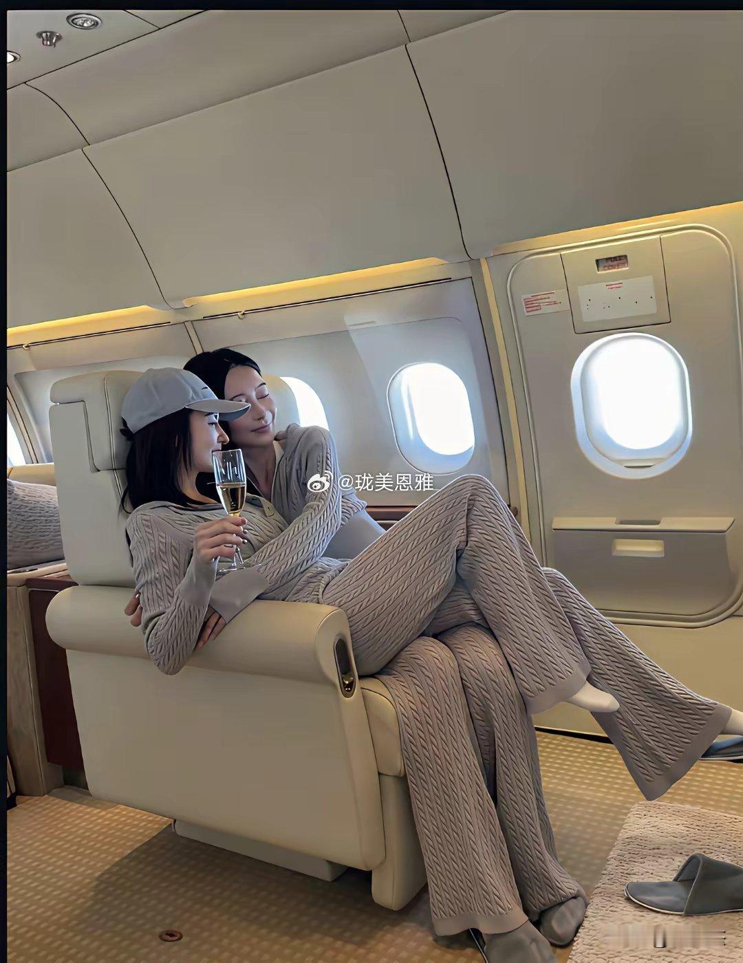 不懂就问，这是飞机的什么舱？竟然可以这样坐着或躺着