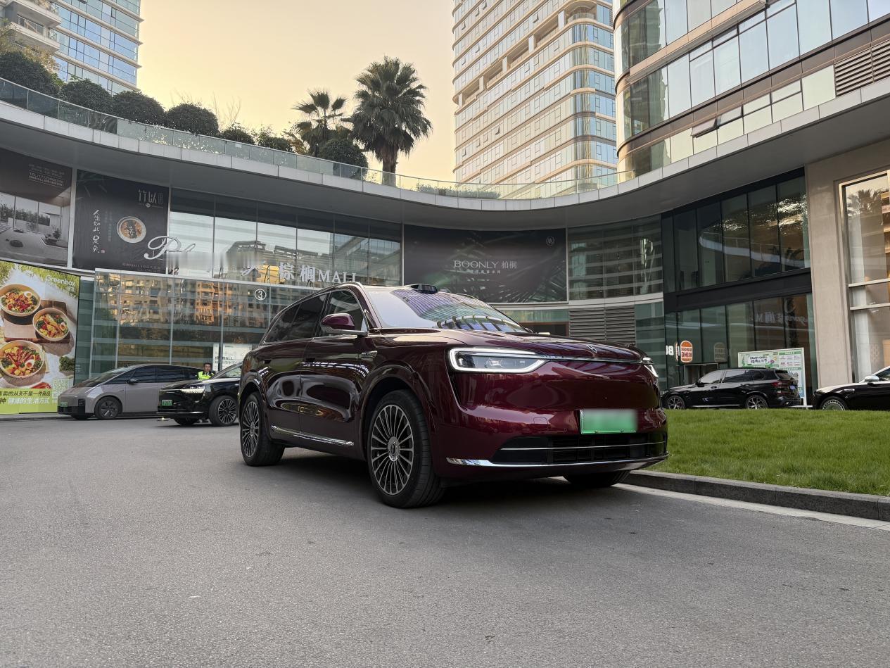 八个纸箱子，两台电脑机箱，一个打印机，以及其他零碎物。公司搬家刚好用全新问界M7