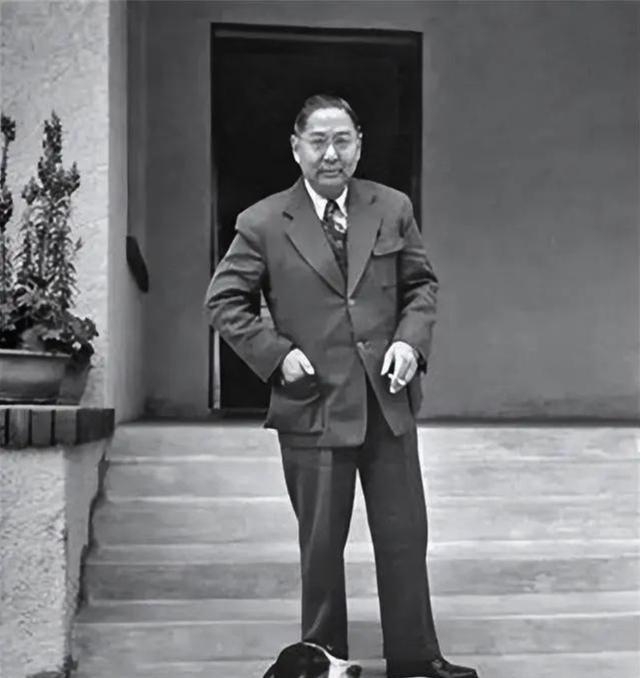 [微风]1949年，蒋介石逃往台湾前，并没有通知孙科。这样做，实际上就是拒绝孙科