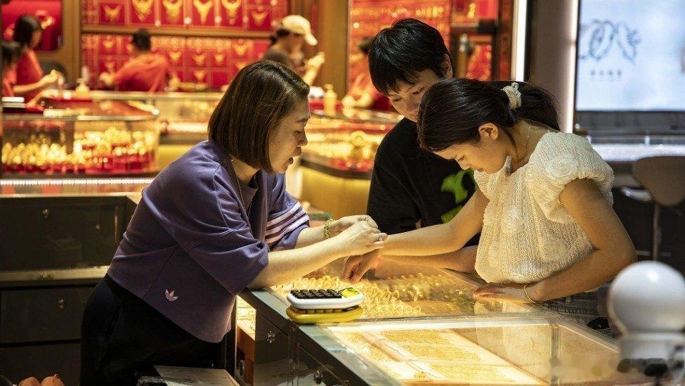 凤凰新闻【金价大跌，刚买的金饰能退吗？业内人士：不必恐慌，反倒是个机会】封面新闻