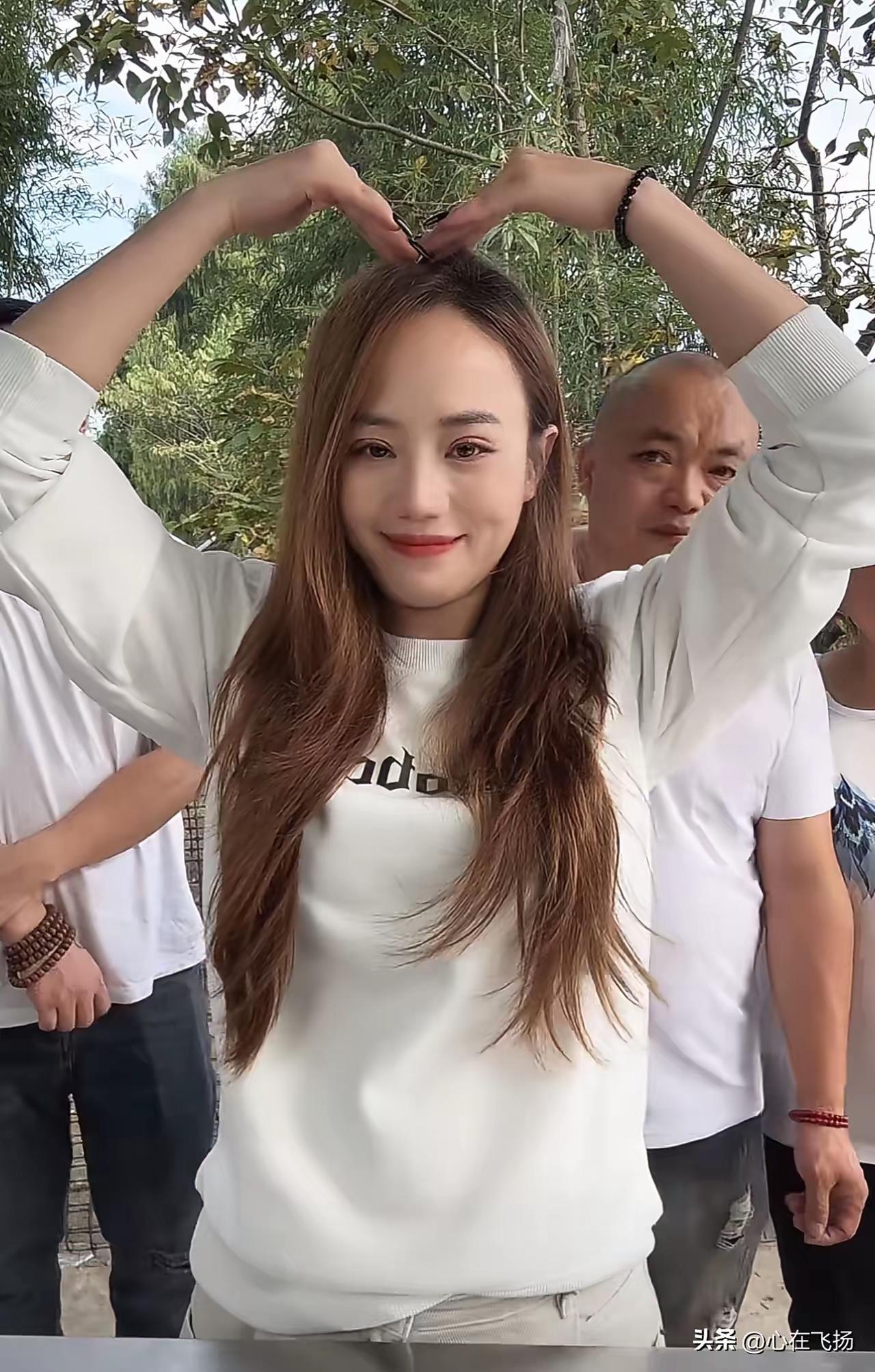 自从川乡小妹儿修复双眼皮以后眼睛肿胀就没有消过，这给同情的人又加了色彩。

就着