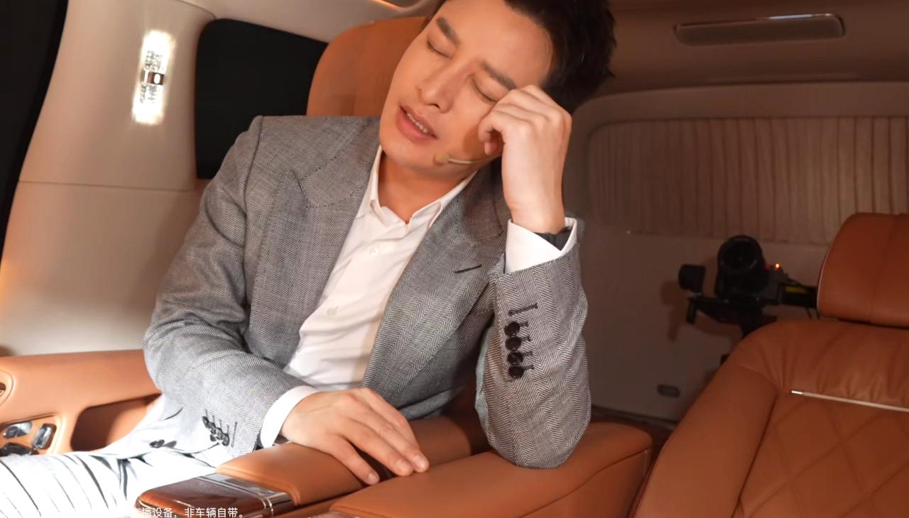 尊界V800情绪能量舱直播落地，人因科学重构座舱体验
近日，鸿蒙智行尊界体验中心