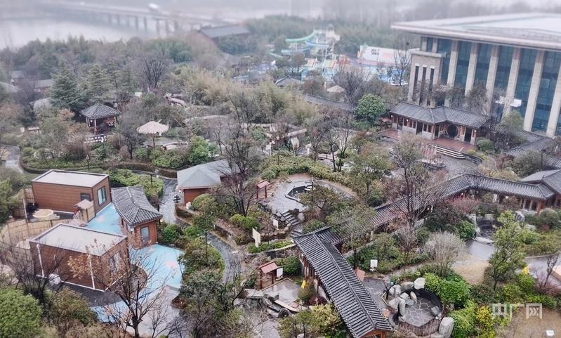 现在年轻人都扎堆去“中医药温泉”了，这现象挺有意思。之前年轻人总被调侃“朋克养生