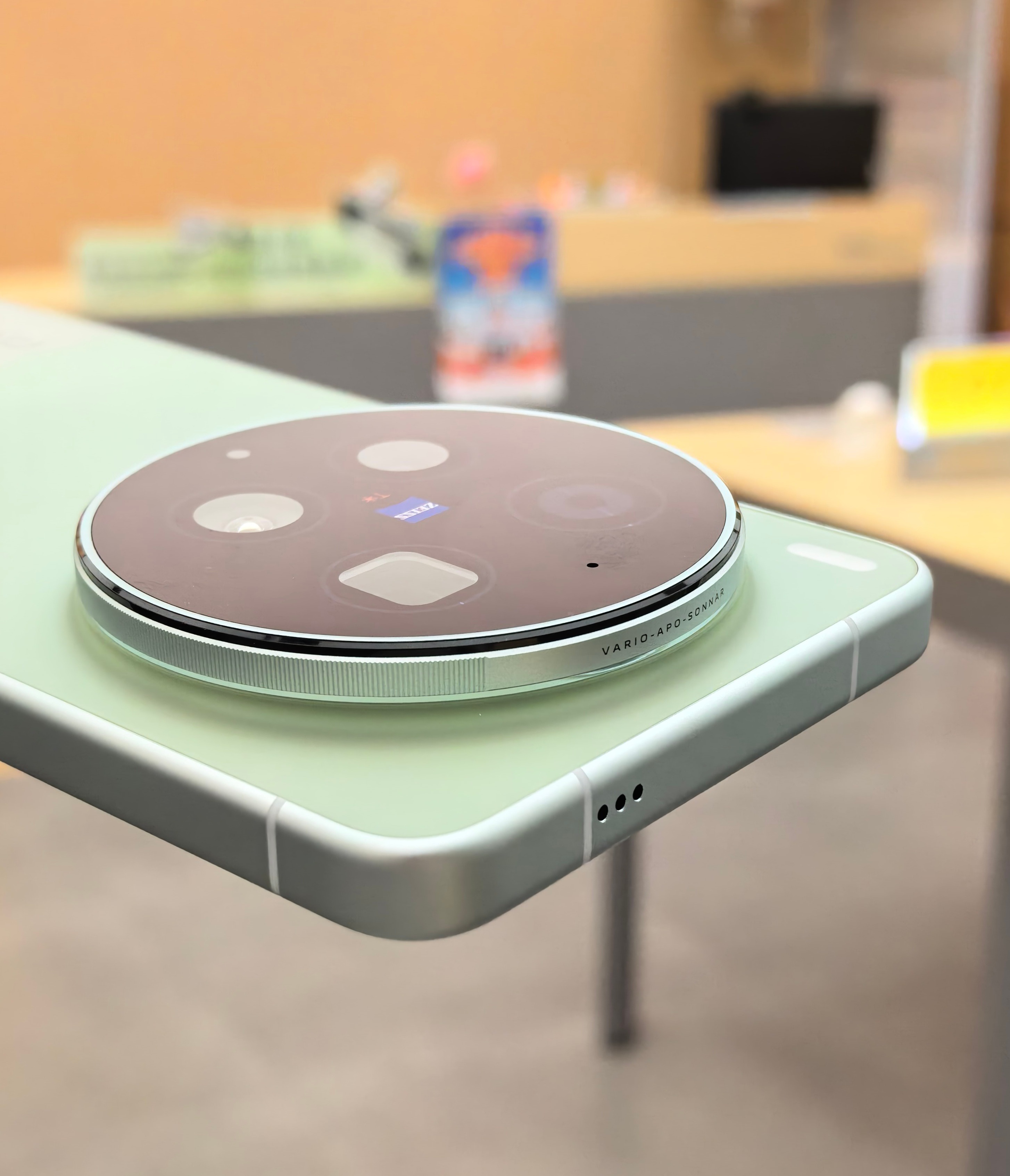 vivo X300 Ultra胶片绿真机图来了。这个绿色真的挺清爽的，是那种马卡