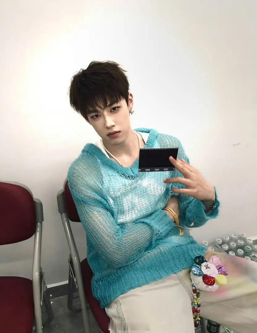 韩汶栩早上官宣恋情 中午被另一个女生锤了 这个女生怀孕他不想负责昨天还在骗粉丝花