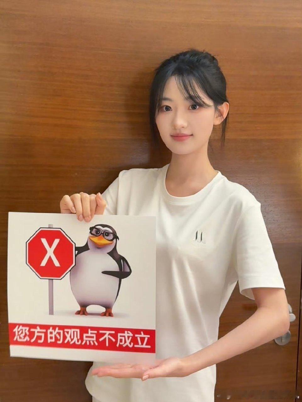 杨雨潼这反差萌！星辰大海辩论赛稿子配企鹅高雅人士表情包，人萌嘴还猛，最佳辩手实至