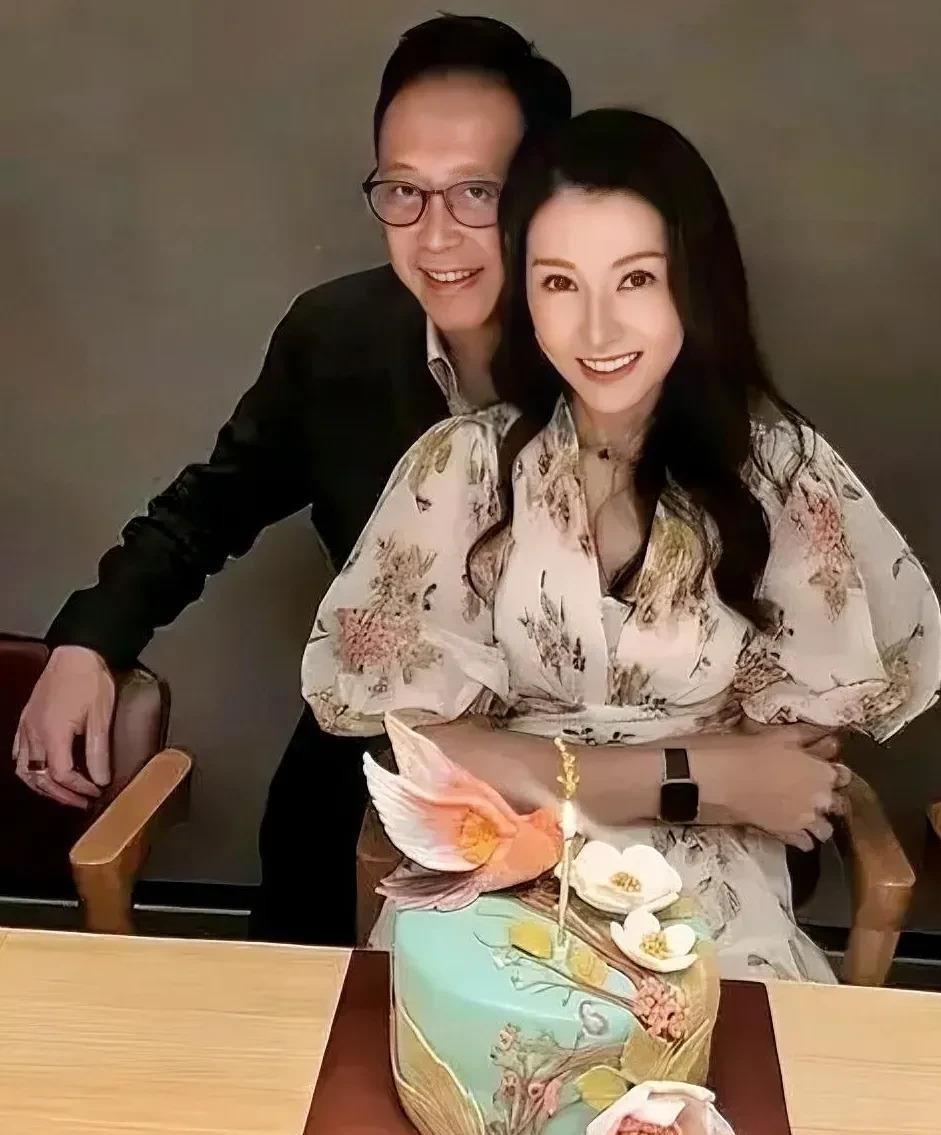 许晋亨的妈妈前几天去世，许晋亨和李嘉欣一直在陪着婆婆。外界却发现李嘉欣前几天还出