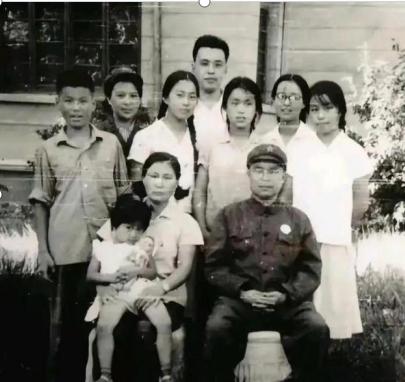78年王近山病重住院，女儿前来看望，王近山：我想再见你爸爸一面。
 
1978年