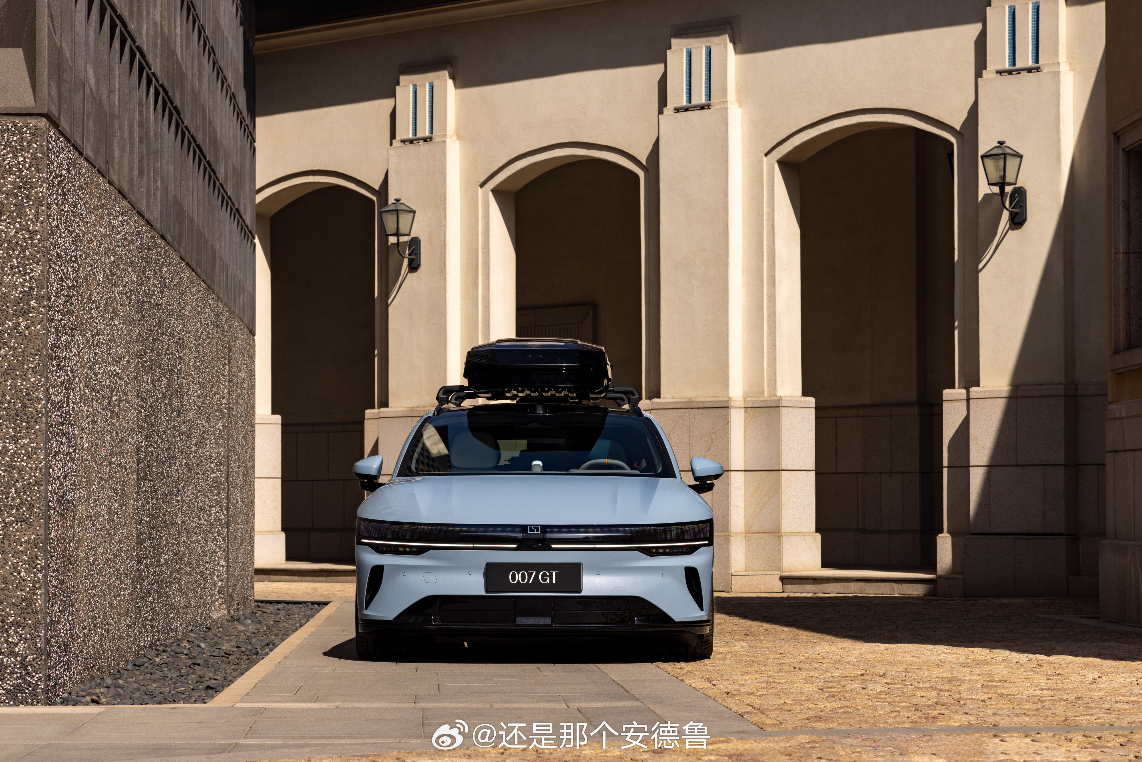 4月2日，极氪焕新007与焕新007GT正式开启预售。焕新007定位豪华运动轿车