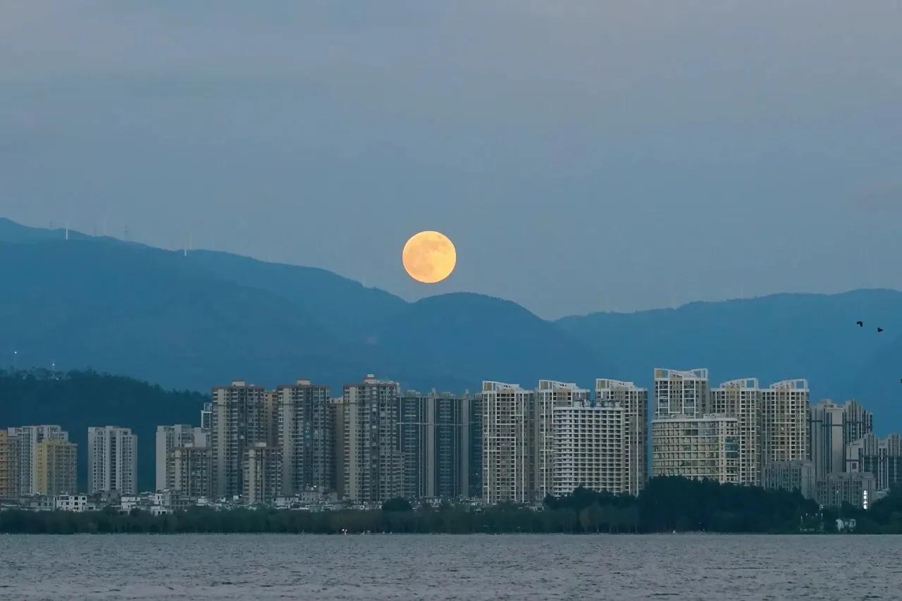 经历不同，
悲观离合也不同，
心路历程也会不同，
待人待物也会不同，
原来的朋友