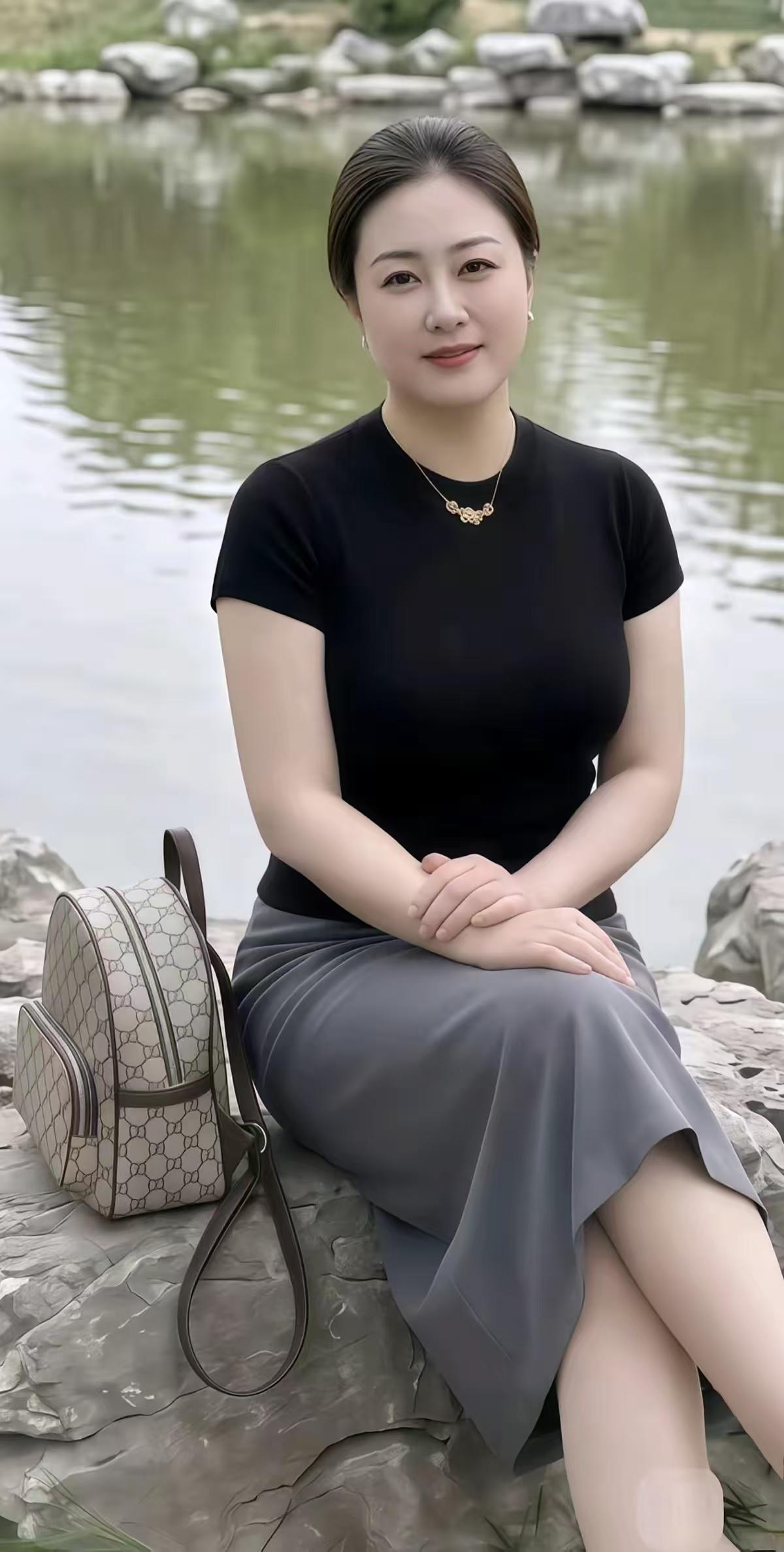 捣练子·闲憩溪头
尘役倦，觅清闲，
闲依溪石暂偷安。
清风伴水心头畅，
细品浮生