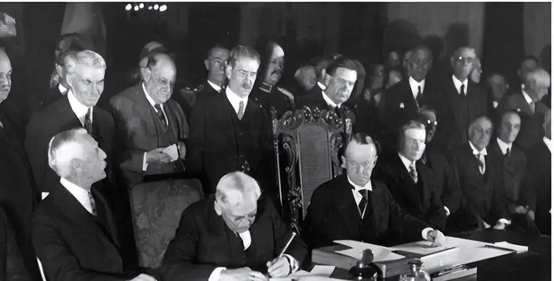 二战前夕，德国突然给中国递上“大礼”：40万套精良装备，还派军事顾问手把手教士兵